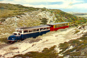 Sylter Inselbahn in den Dünen